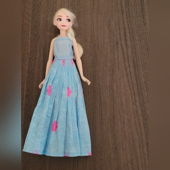 HASBRO YEAR 2016 DISNEY FROZEN SERIES ELSA 11 IN. DOLL&TWO MORE DRESSES. - Picture 3 of 13